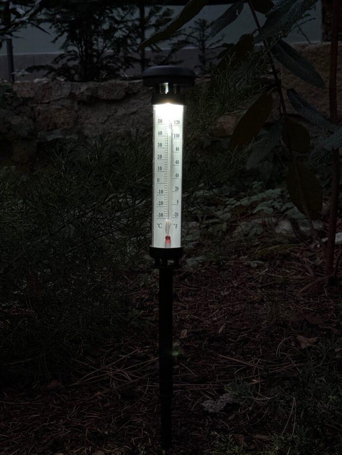 Solárny záhradný teplomer s LED osvetlením – Ø6,3 x 44,5 cm, studená biela • Kliešť.sk